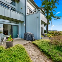 Jacob's Landing - front walk out condo. Bay view