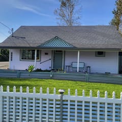 Cute Cottage with fully fenced yard, covered back patio with firepit.