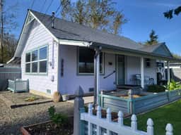 Cute Cottage with fully fenced yard, covered back patio with firepit. - Image 2