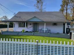 Cute Cottage with fully fenced yard, covered back patio with firepit. - Image 2
