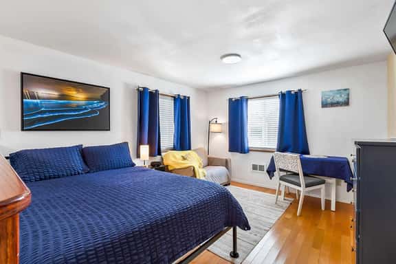 Nestled across from beach, find a versatile studio. - Image 1