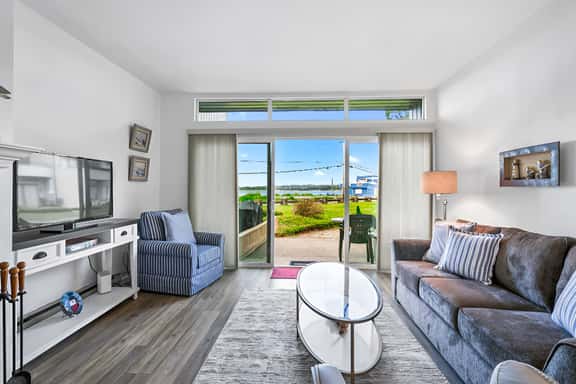 Jacob's Landing - front walk out condo. Bay view - Image 1