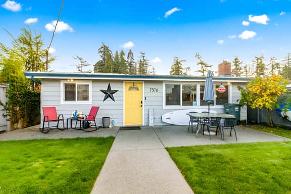 2 bed Cottage between creek and Bay - Image 1