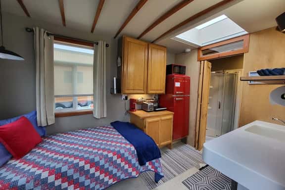Sweet Caravan Tiny Home by creek & bay. Twin bed. - Image 1