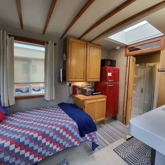 Sweet Caravan Tiny Home by creek & bay. Twin bed. - Image 1