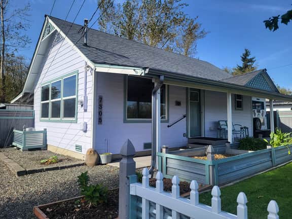 Cute Cottage with fully fenced yard, covered back patio with firepit. - Image 2