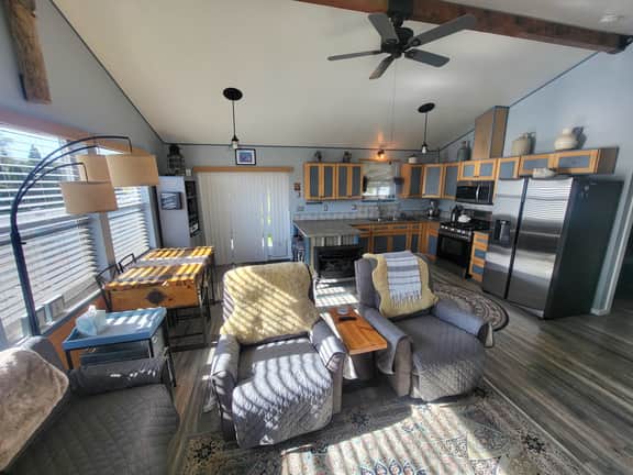 Cute Cottage with fully fenced yard, covered back patio with firepit. - Image 4