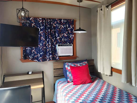 Sweet Caravan Tiny Home by creek & bay. Twin bed. - Image 5