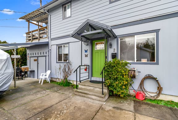 Full Apt with large kitchen across the street from the beach.