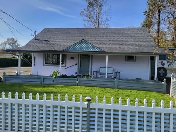 Cute Cottage with fully fenced yard, covered back patio with firepit. - Image 1