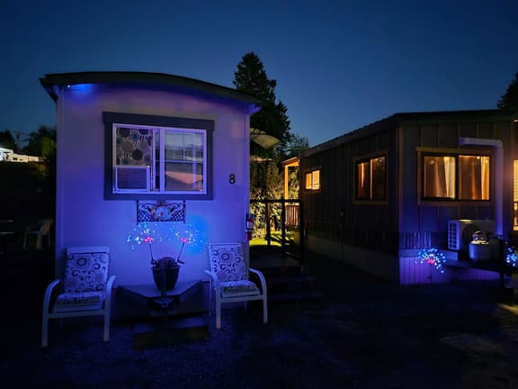 Sweet Caravan Tiny Home by creek & bay. Twin bed.